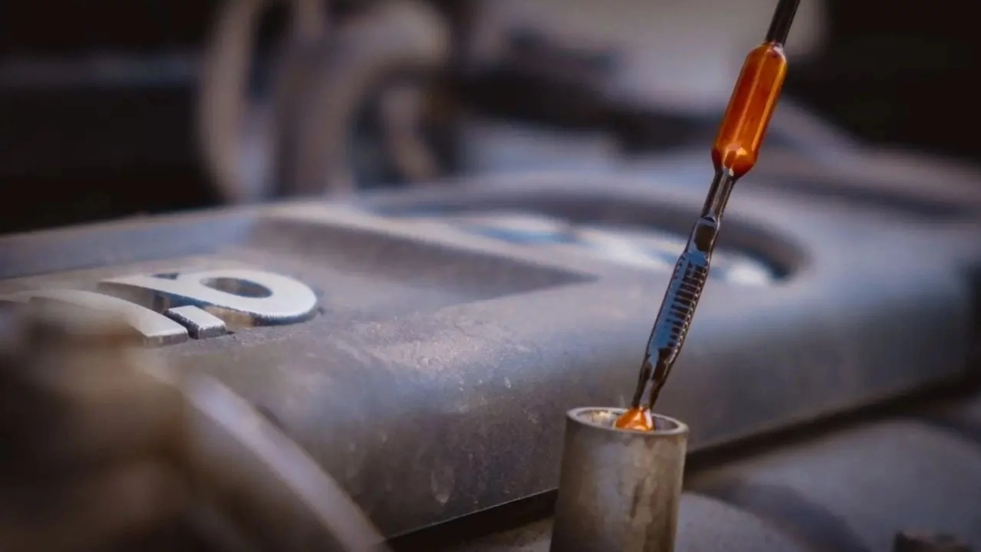 Бъдете внимателни: бяла пяна под капака и още 4 тревожни цвята на моторното масло