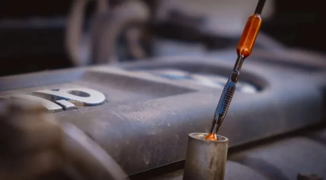 Бъдете внимателни: бяла пяна под капака и още 4 тревожни цвята на моторното масло