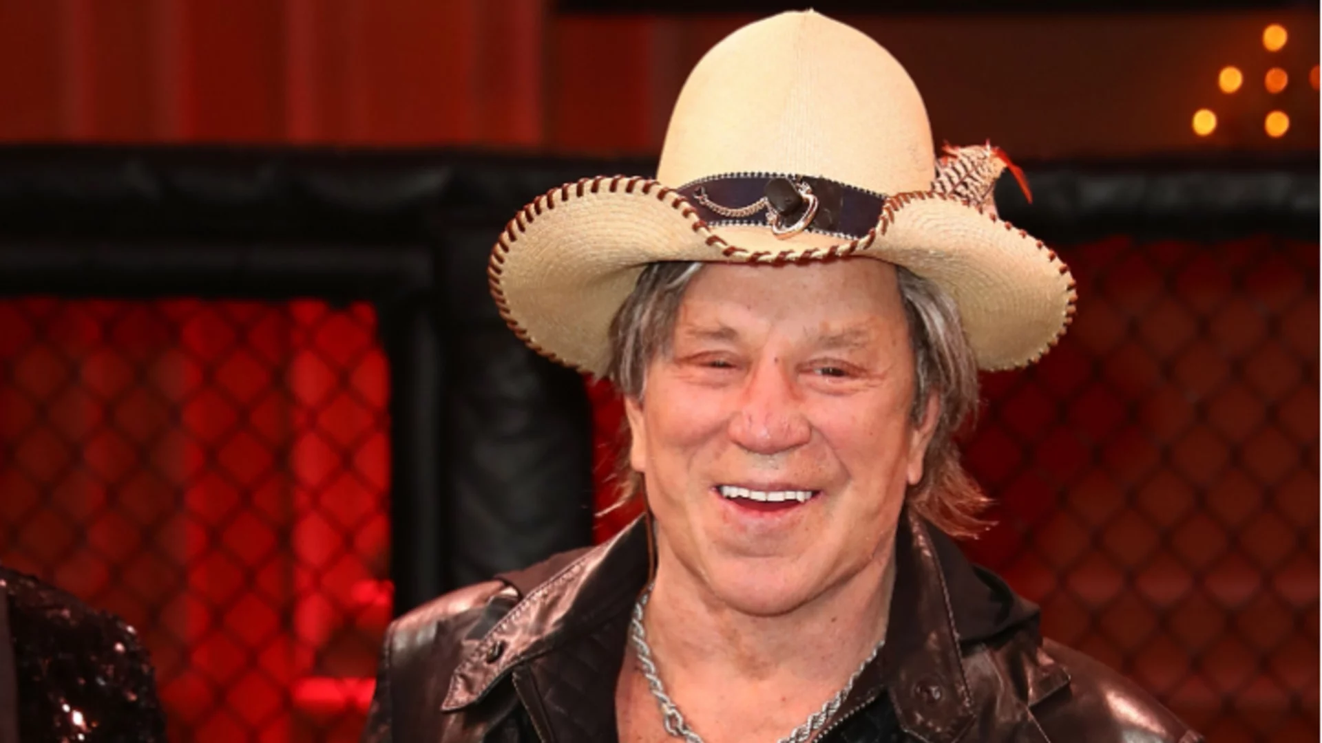 Гонят Мики Рурк от дома му, актьорът изглежда потресаващо (СНИМКИ)