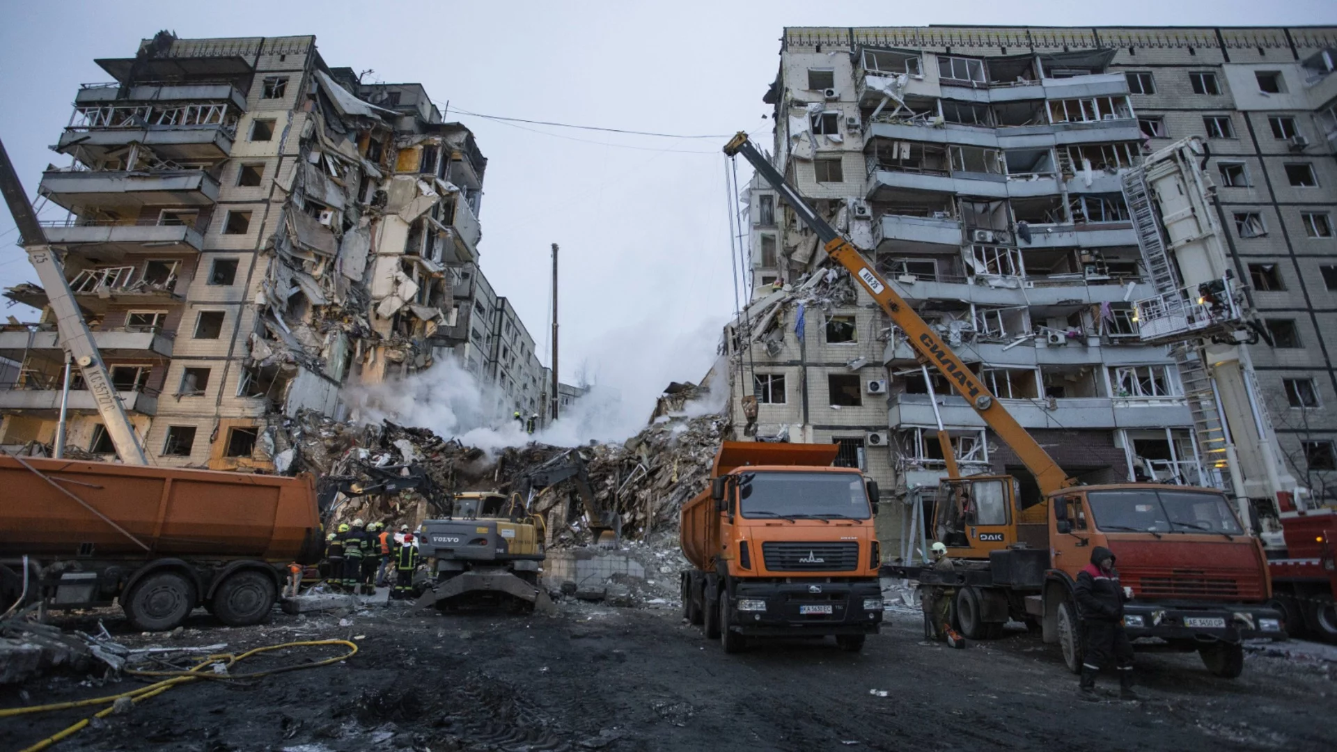 300 тона олио се разляха в Днипро след руска атака с дронове, 35 товарни вагона дерайлираха в Русия (ВИДЕО)