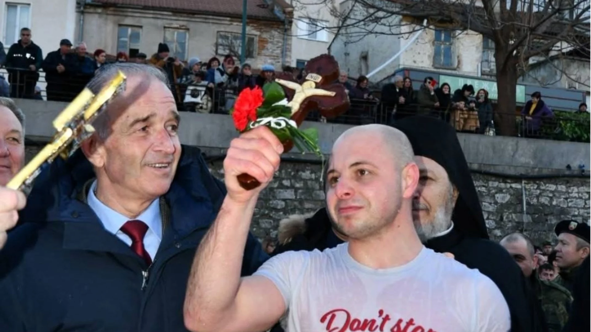 25-годишен асеновградчанин „спаси“ кръста в Асеновград