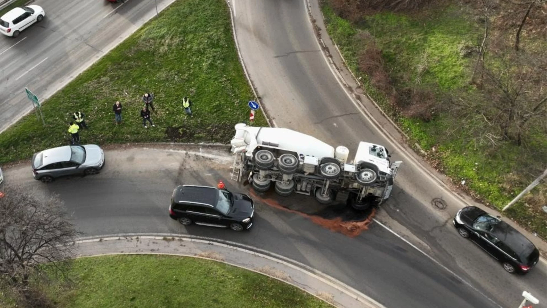 Бетоновоз се обърна в София (ВИДЕО)