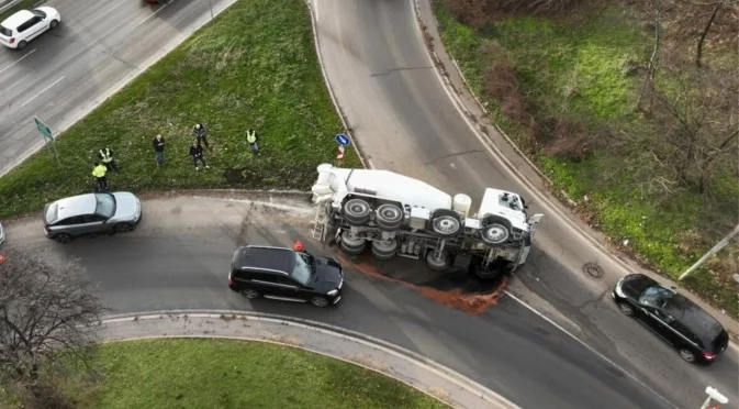 Бетоновоз се обърна в София (ВИДЕО)