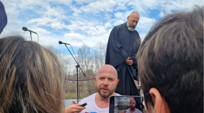 44-годишният Росен извади Богоявленския кръст от Марица, подари го на най-малкия участник в ритуала