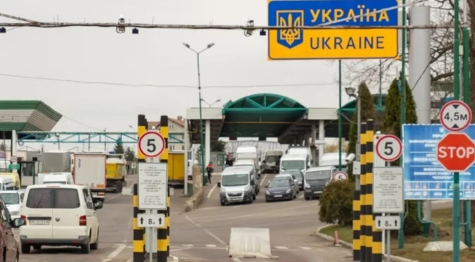 Как украинците проследиха италианец, фен на Путин, и не го пуснаха да влезе в Украйна (СНИМКИ)