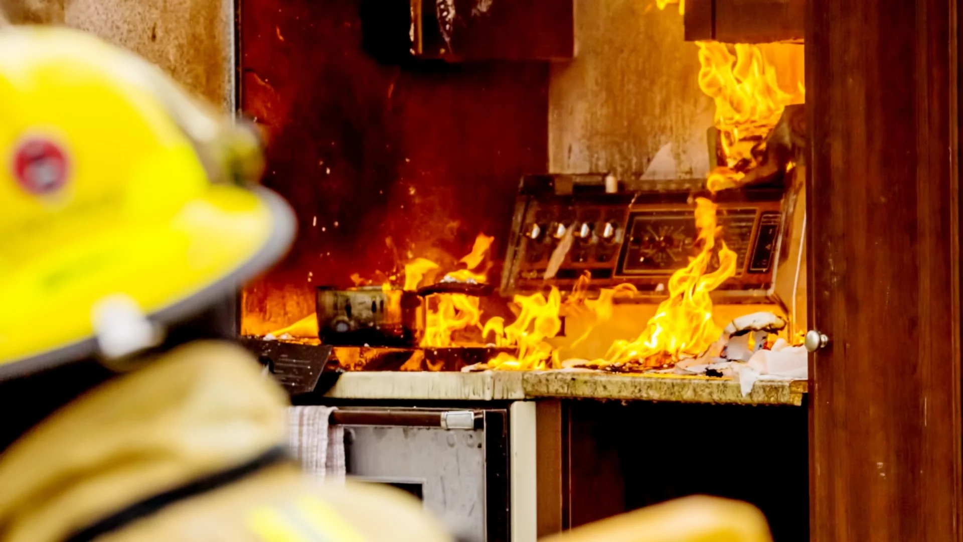 Двойно повече инциденти заради силния вятър: Пожарната с равносметка