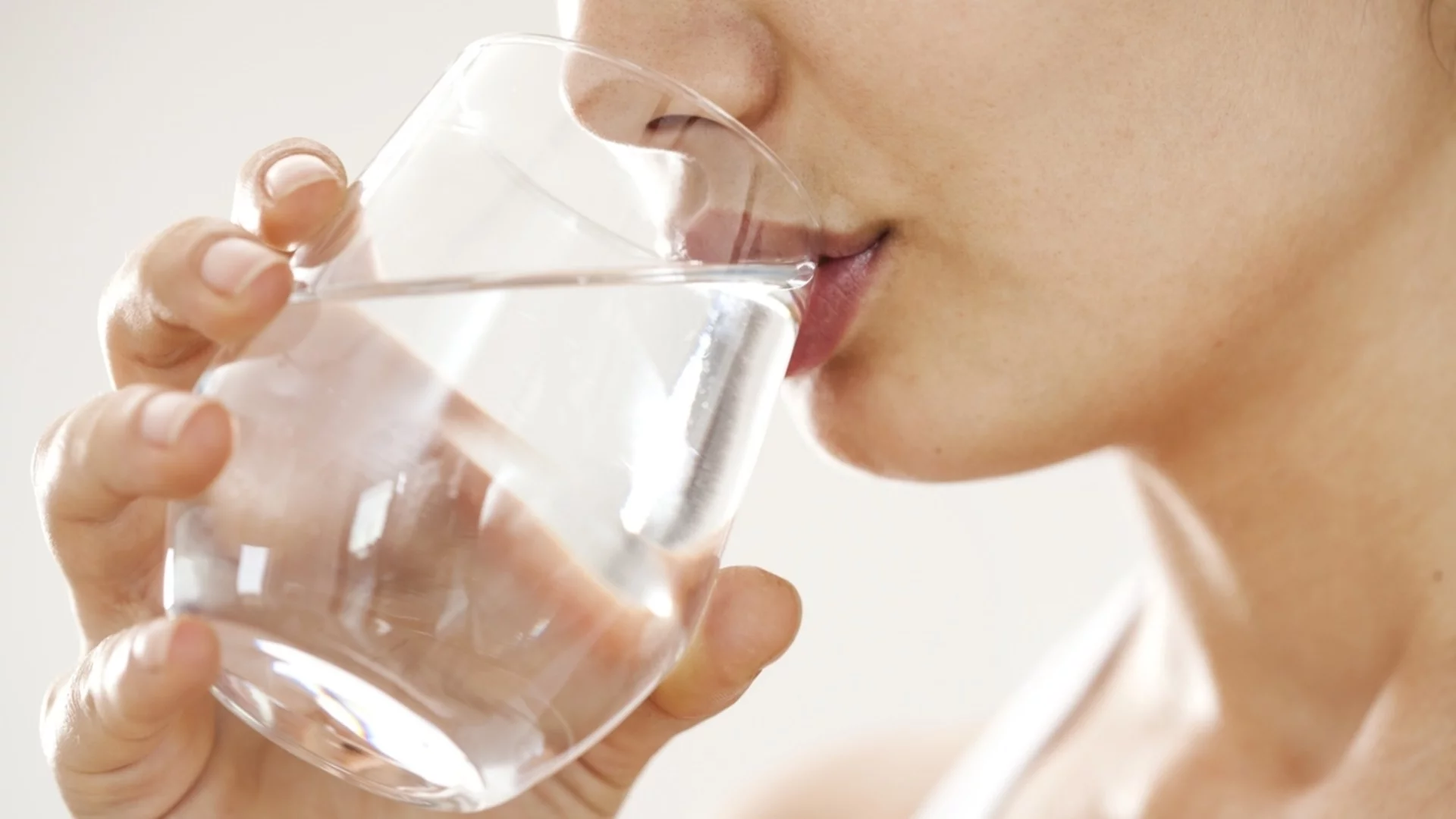 Полезно ли е да пиете вода веднага след събуждане