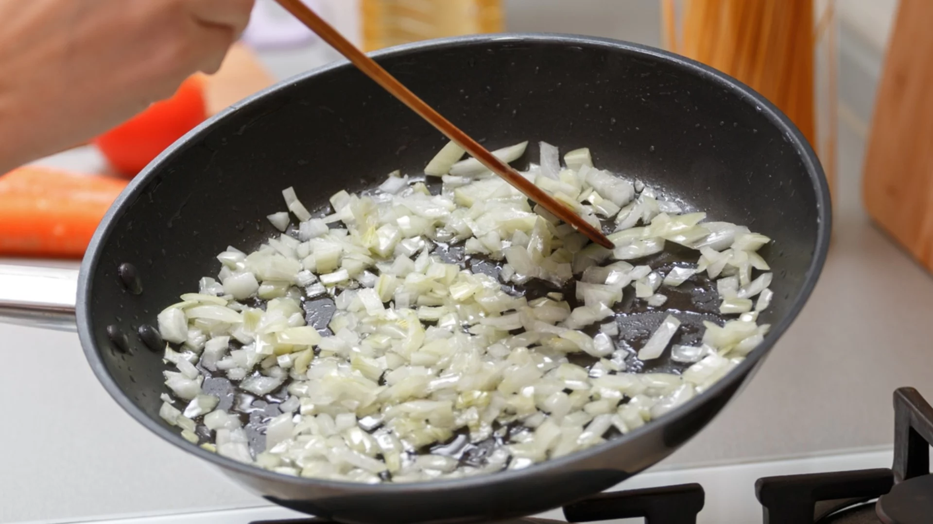 Кога се слага лукът при пържене, за да не загаря твърде бързо