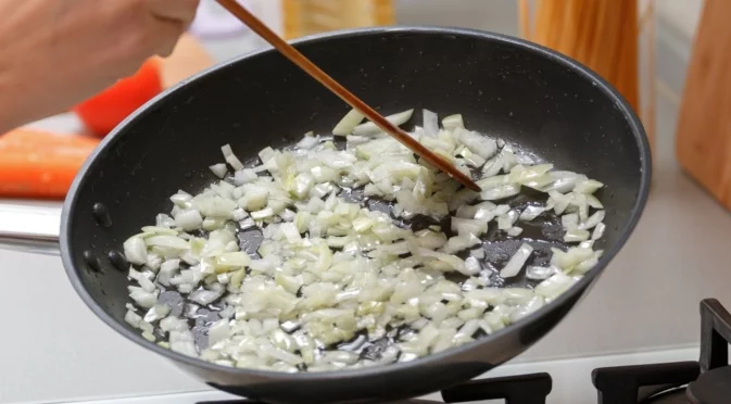 Кога се слага лукът при пържене, за да не загаря твърде бързо