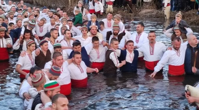 Етнолог обясни защо е важно да замръзне кръстът на Богоявление