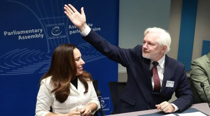 Мадуро нае адвоката на Джулиан Асандж за защитата си по делото за наркотероризъм