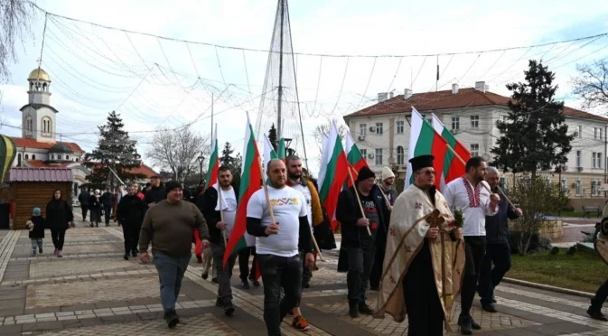 Ето кой извади Светия кръст на Богоявление в Елин Пелин