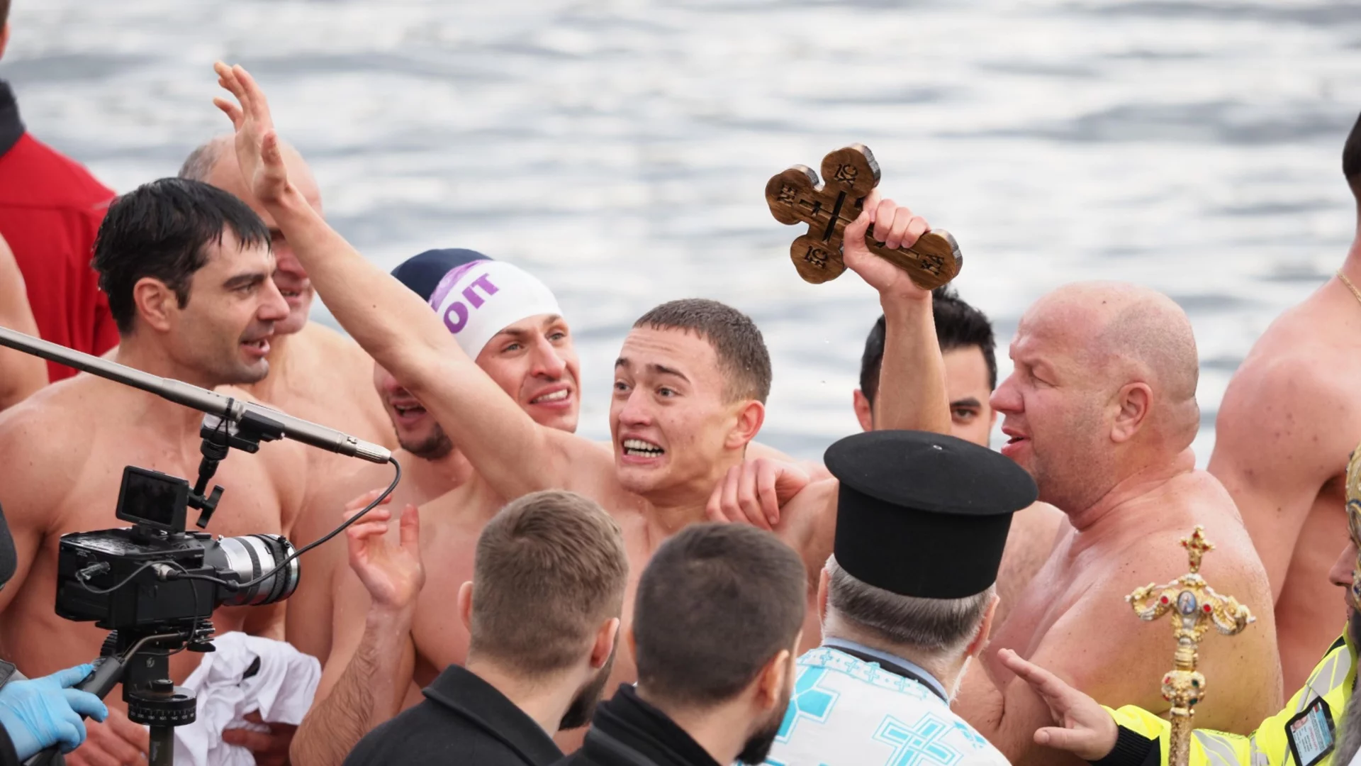 На Йордановден: 18-годишен “спаси“ кръста в София (СНИМКИ)