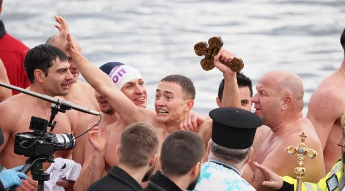 На Йордановден: 18-годишен “спаси“ кръста в София (СНИМКИ)