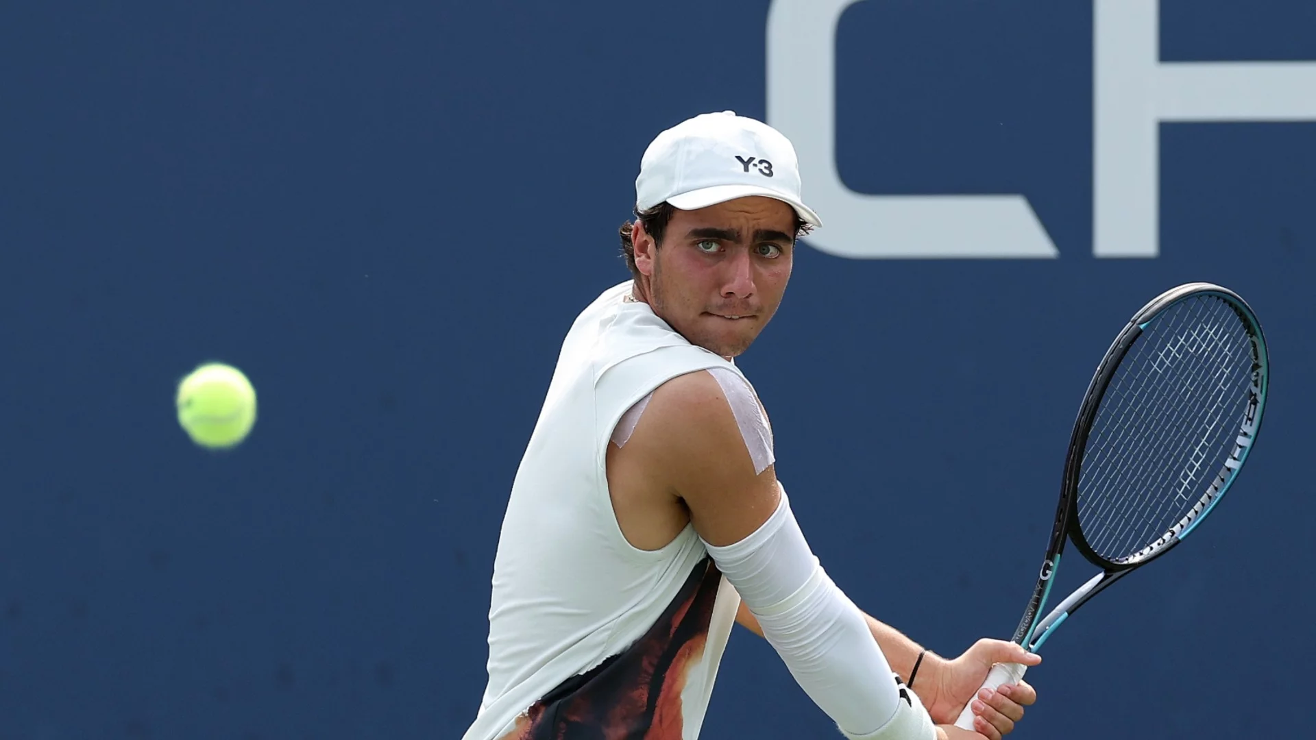 Голяма тенис надежда на България стартира 2026 година с победа, друг талант - загуби