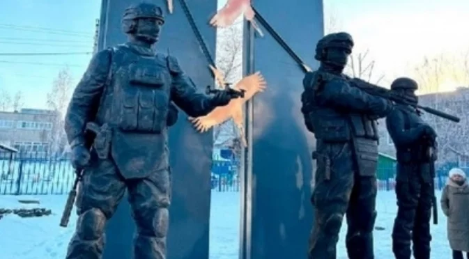 Тийнейджър в Русия "скъсал" картечницата на паметник на руски "герои" от Украйна, за да впечатли гадже (ВИДЕО)