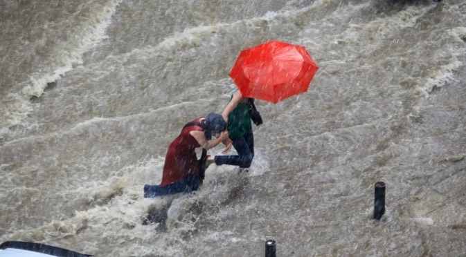 Внезапни наводнения в Индонезия взеха жертви (ВИДЕО)