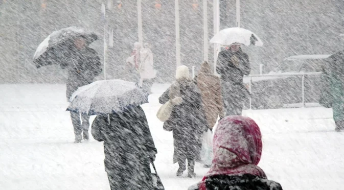 Отменени полети и влакове: Снежната блокада в Нидерландия продължава (ВИДЕО)