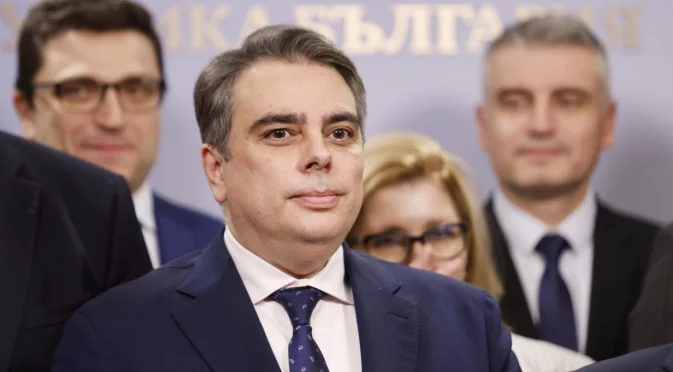 Василев пред "Ел Пайс" за еврото: Успяхме да стабилизираме икономиката чрез увеличените заплати и пенсии