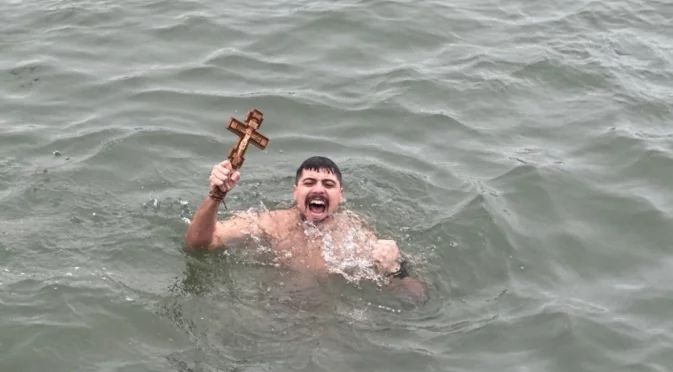 За 6-и път: Теодор Цветков извади богоявленския кръст от водите на Дунава