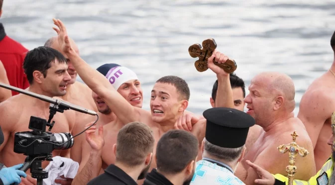 15-годишен извади кръста на Богоявление в Самоков (ВИДЕО)