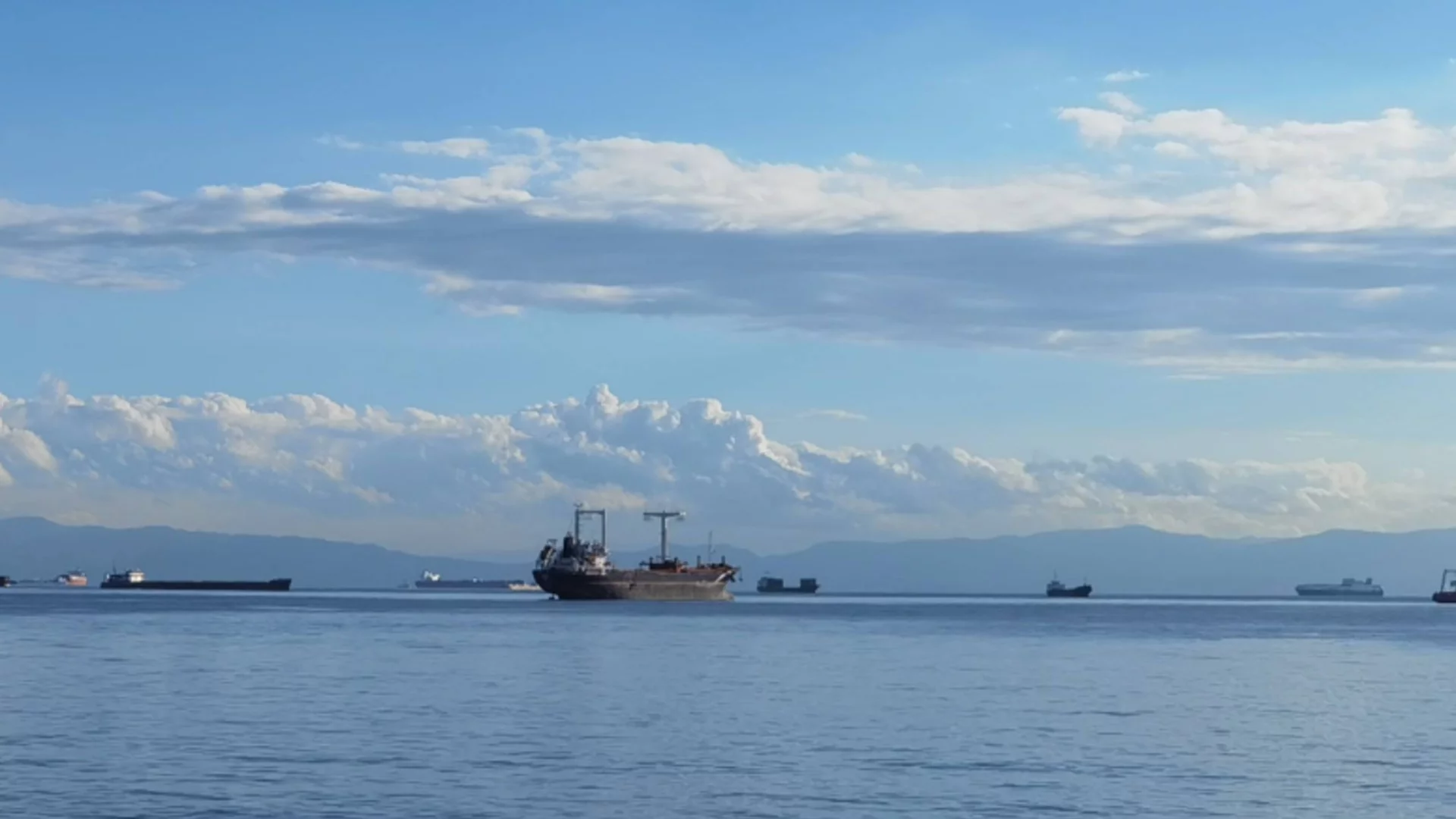 Турски кораб заседна в Керченския проток (ВИДЕО)