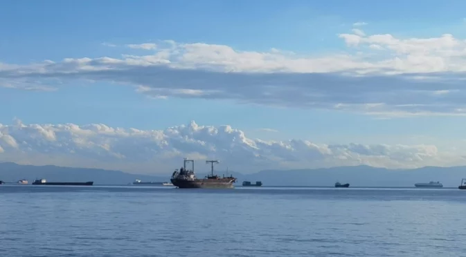Турски кораб заседна в Керченския проток (ВИДЕО)