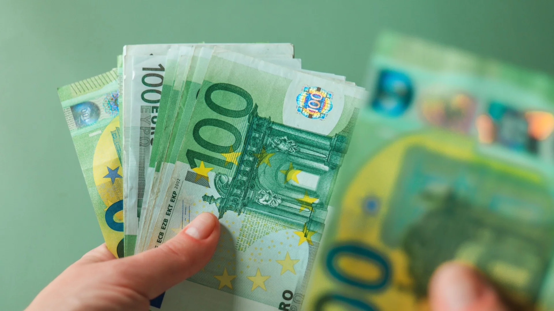 Такси за превалутиране на левове в евро? Банките с реакция