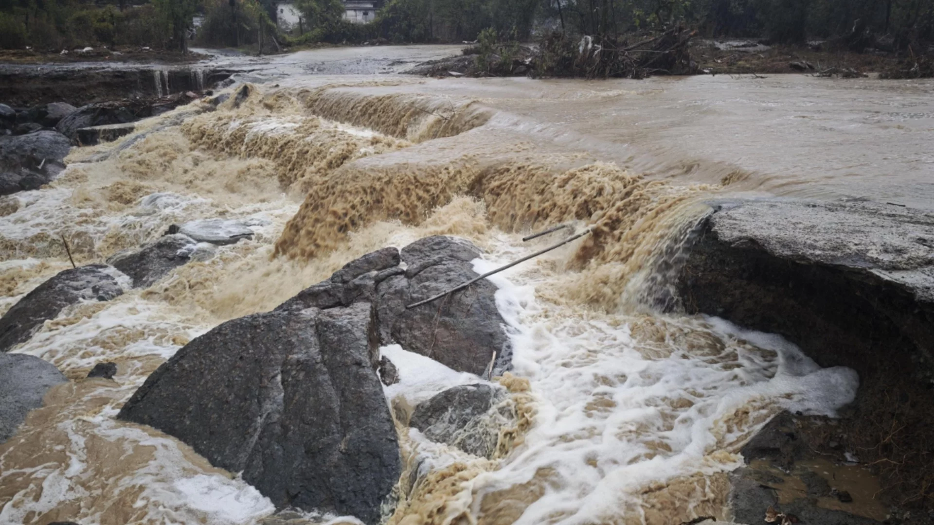 Босненски пожарникар извади кола от ледените води на река Дрина (ВИДЕО)
