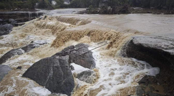 Босненски пожарникар извади кола от ледените води на река Дрина (ВИДЕО)