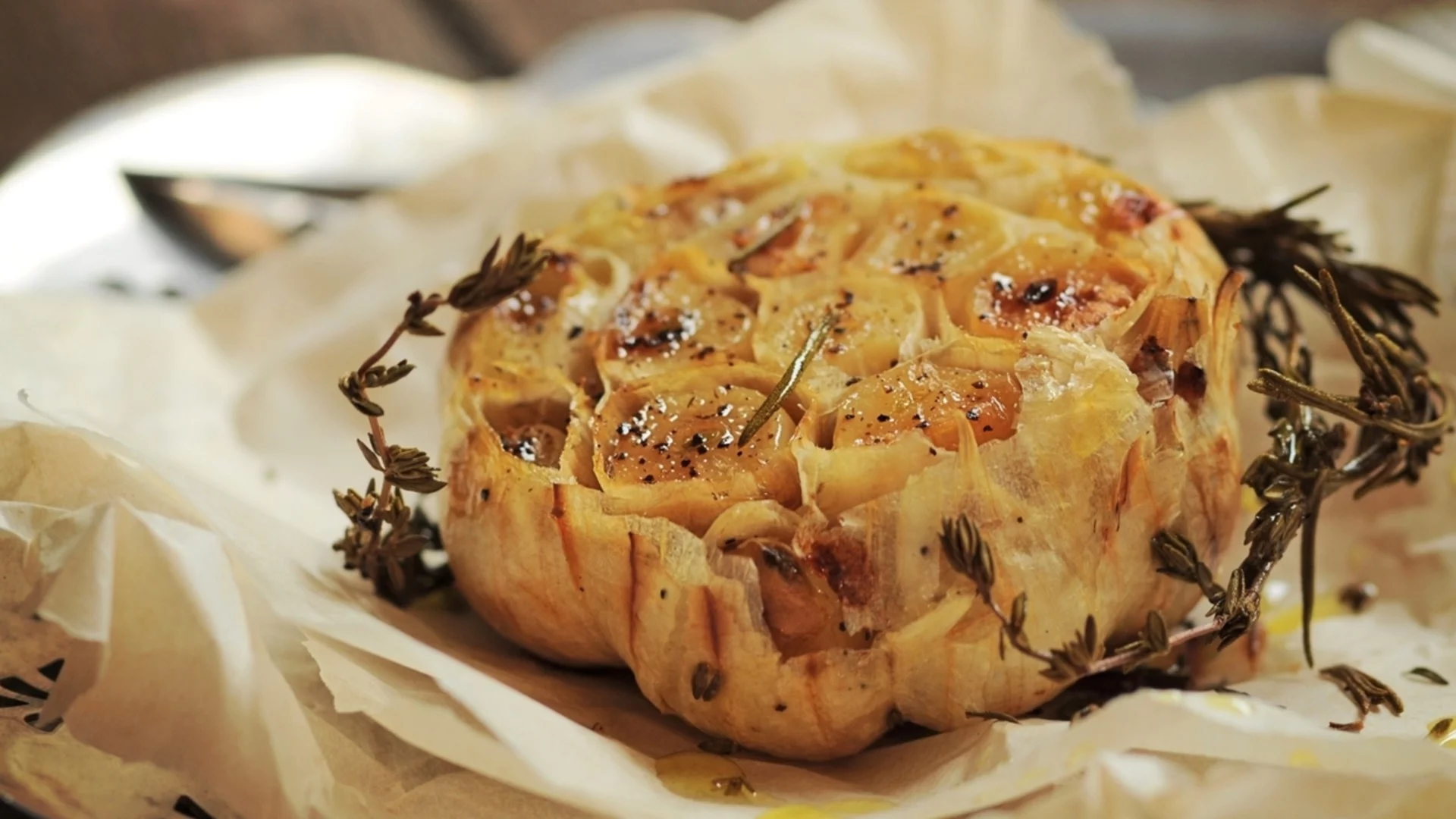 Кога се слага чесънът в яденето, за да запази аромата си