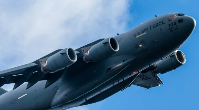 САЩ струпва флотилия от военни самолети във Великобритания