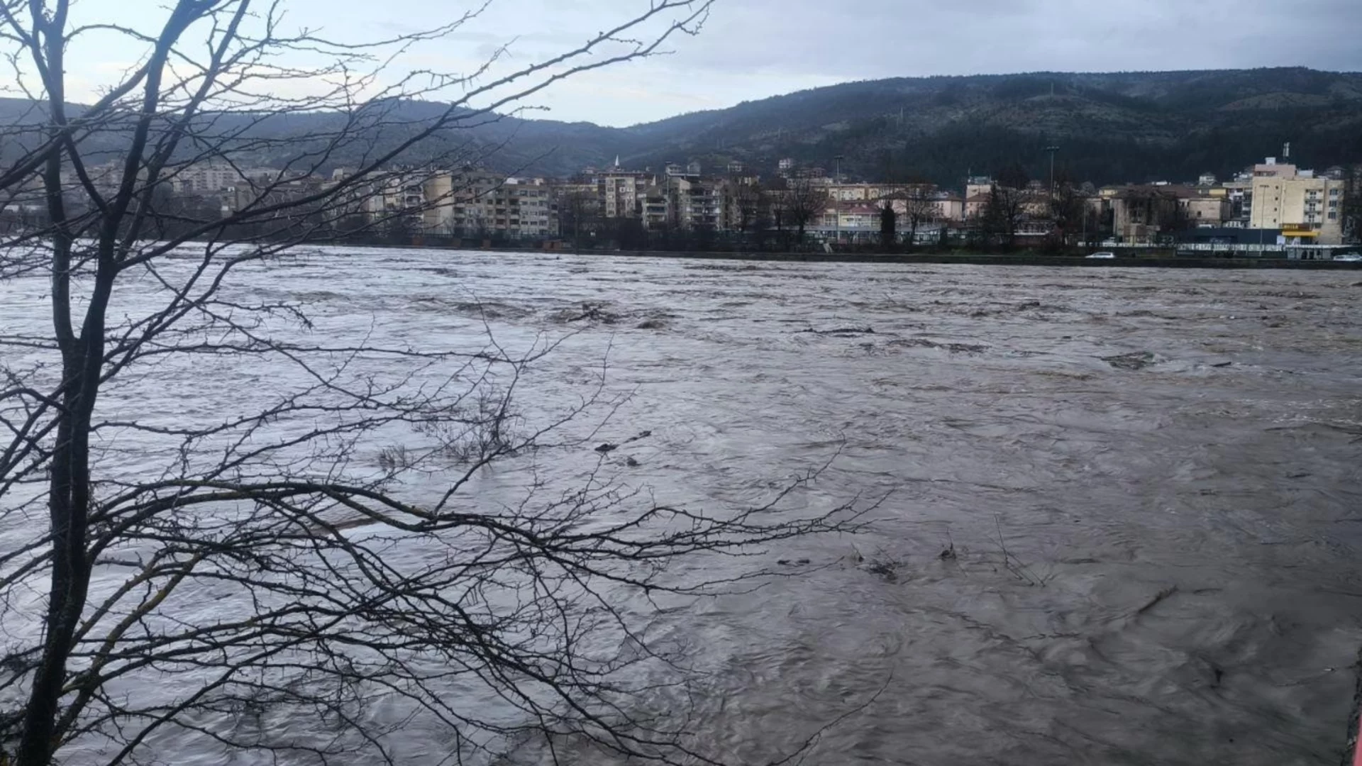Критична ситуация в Крумовград: Спрян е токът, водата е до коленете (ВИДЕО)