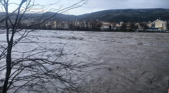 Критична ситуация в Крумовград: Спрян е токът, водата е до коленете (ВИДЕО)