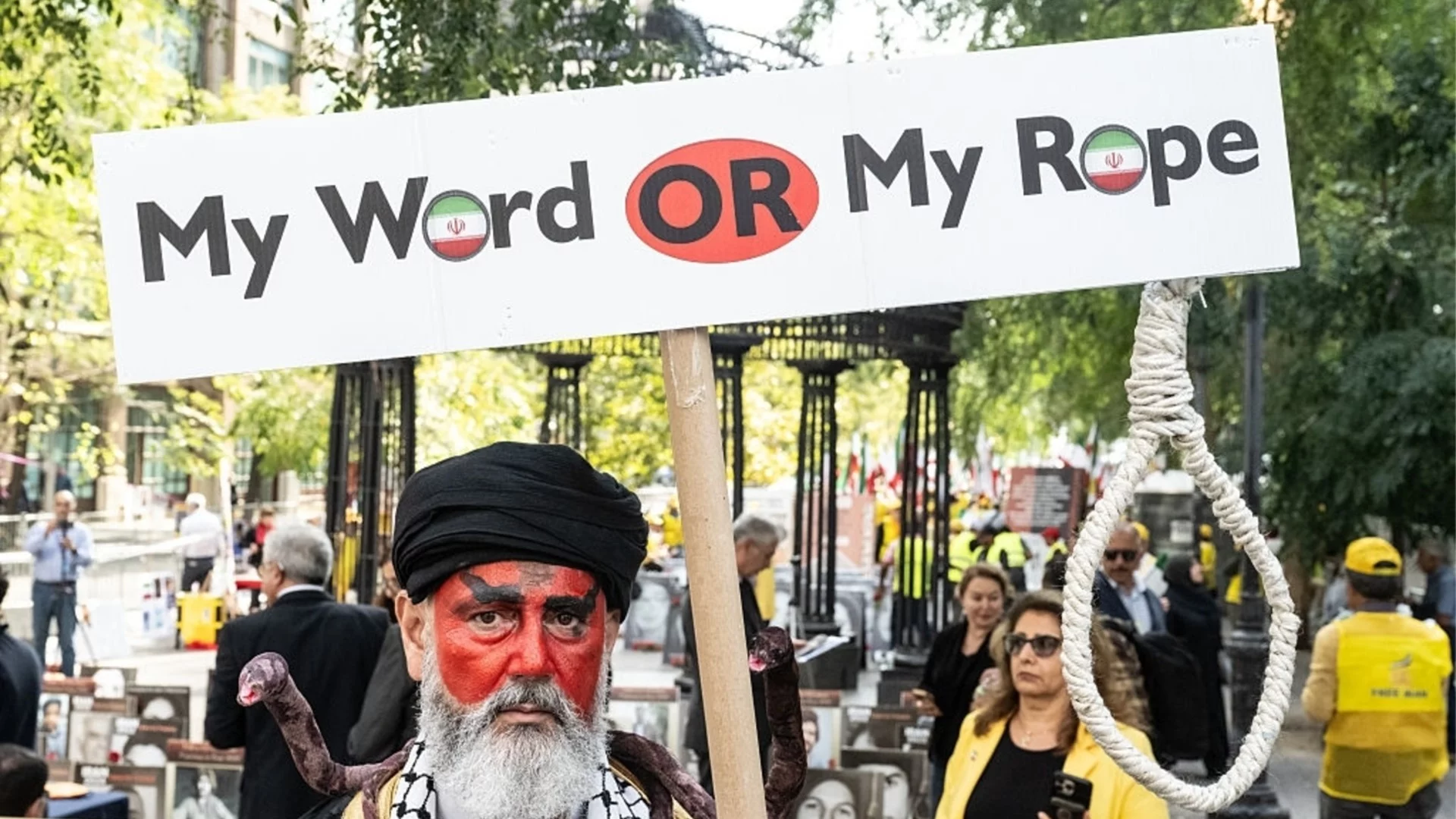 Прецедент: Полицията в ирански град премина на страната на протестиращите (ВИДЕО)