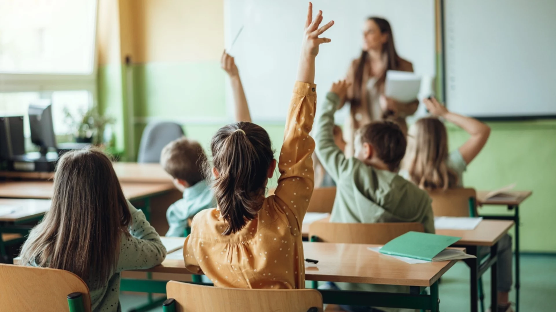 Часове по глупости: У нас религия и медиация, в Европа - AI, финанси и фалшиви новини