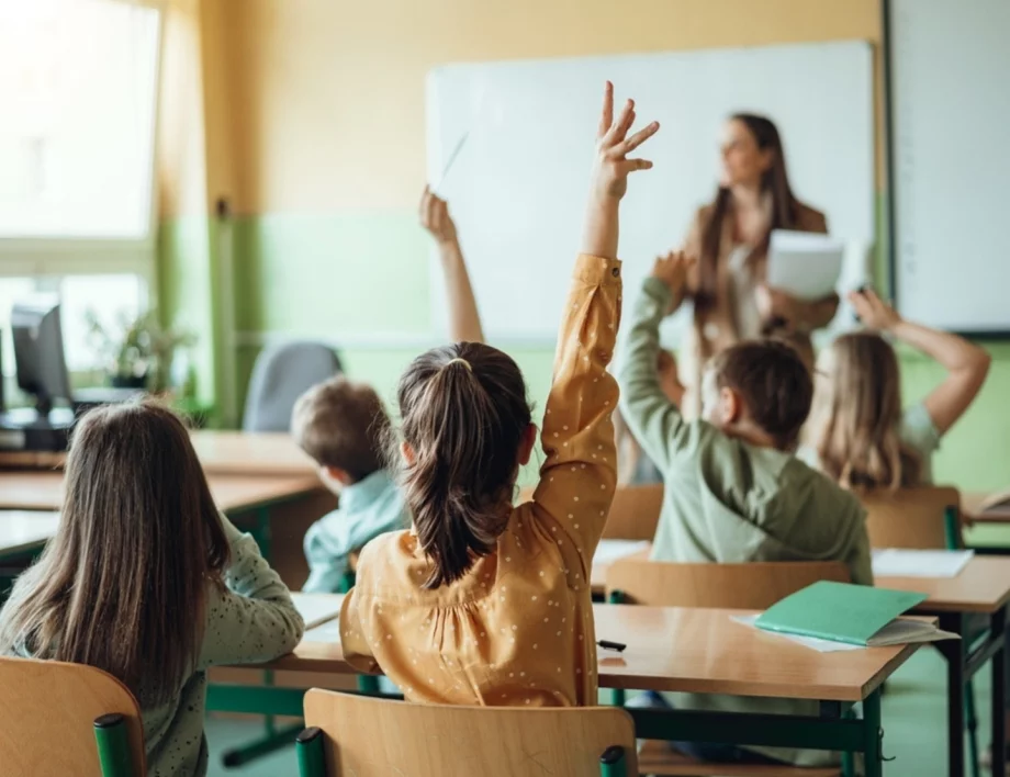 Часове по глупости: У нас религия и медиация, в Европа - AI, финанси и фалшиви новини