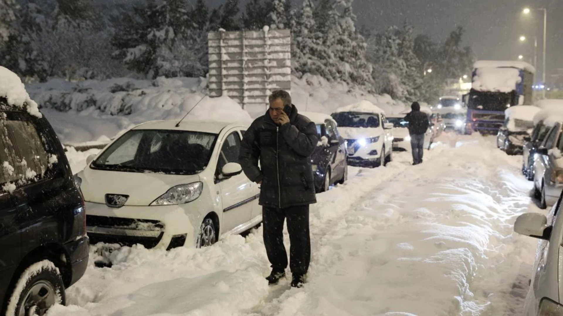 Зимата скова Европа: Отменени полети и блокиран транспорт (ВИДЕА)