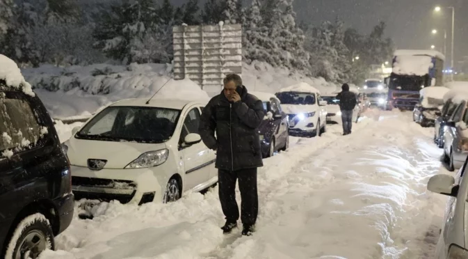 Зимата скова Европа: Отменени полети и блокиран транспорт (ВИДЕА)