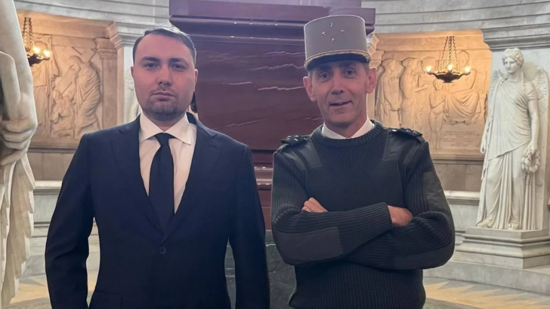 "Г-н генерал, много Ви отива": Буданов посети гробницата на Наполеон с шефа на френското разузнаване