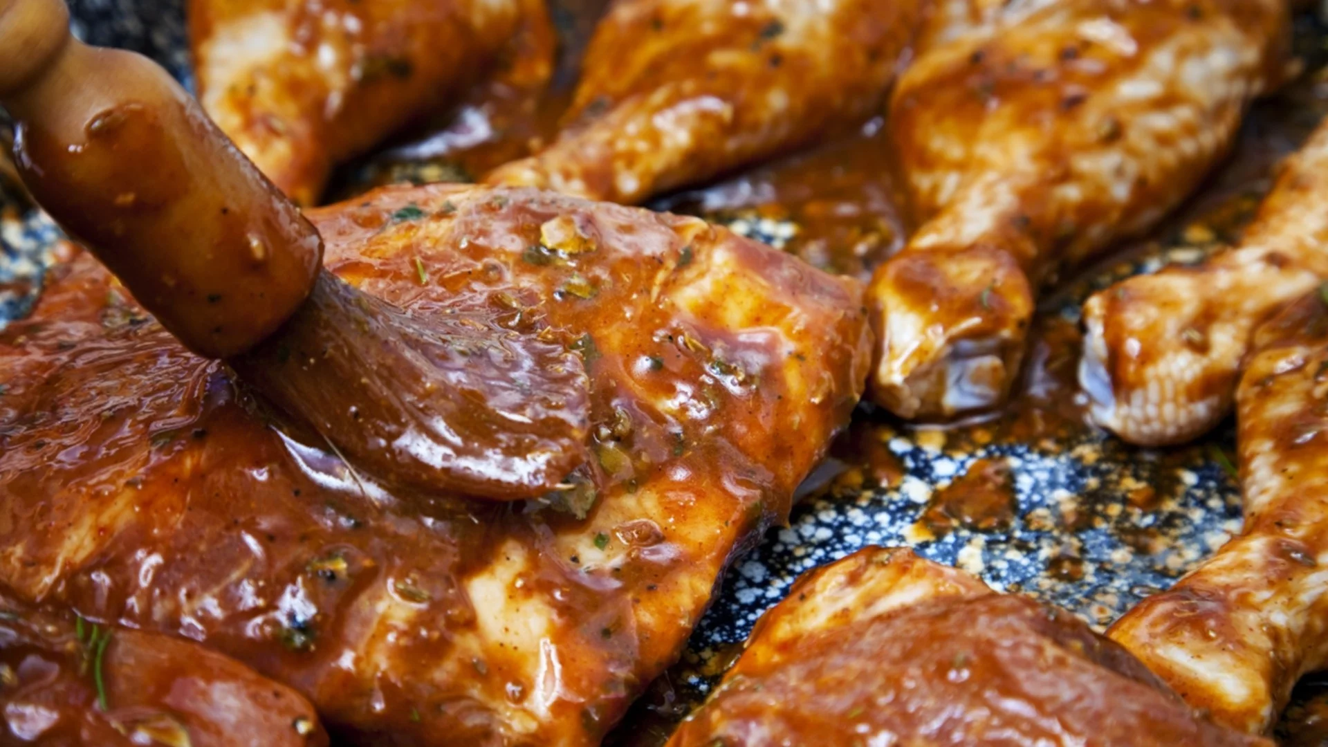 Какво се слага първо в маринатата за свинско, за да стане невероятно крехко