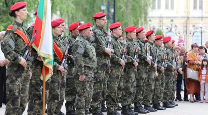 Армията ни остана без пари, спира да плаща за войници