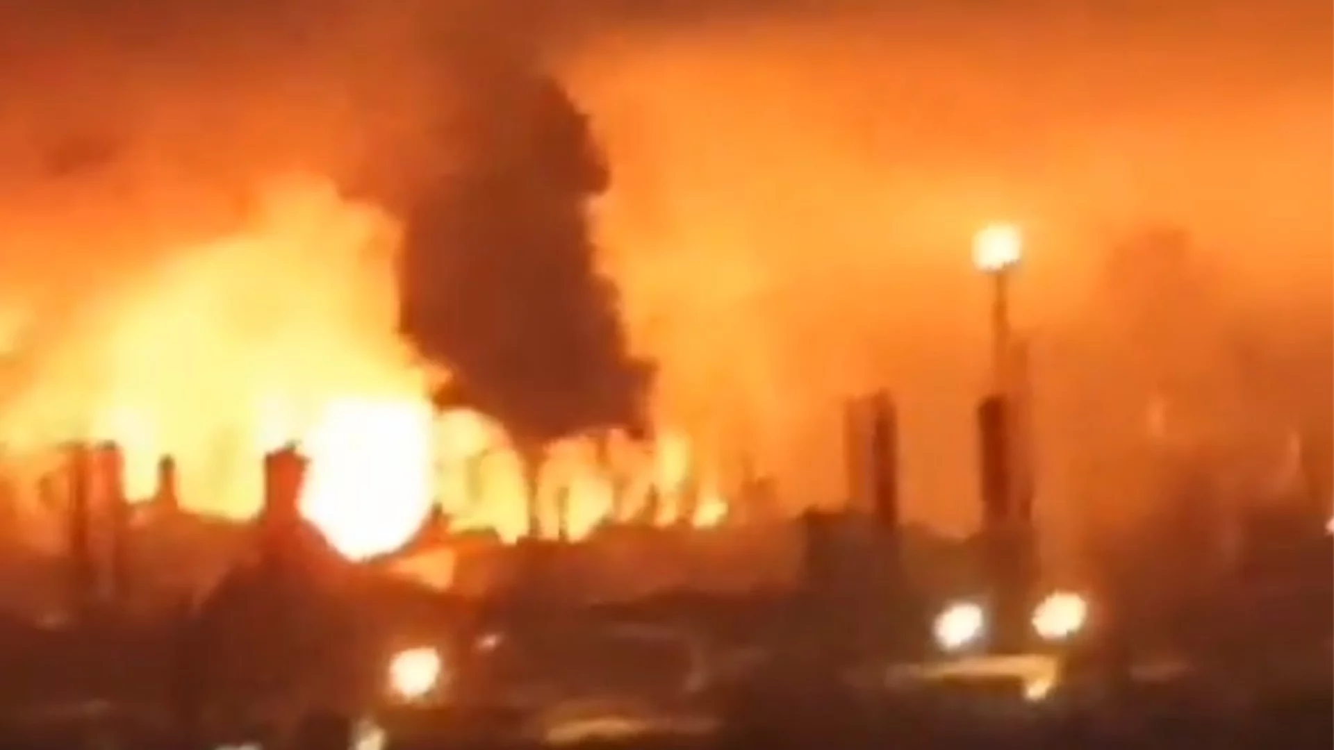 Украински дронове удариха петролен склад в Белгородска област (ВИДЕО)