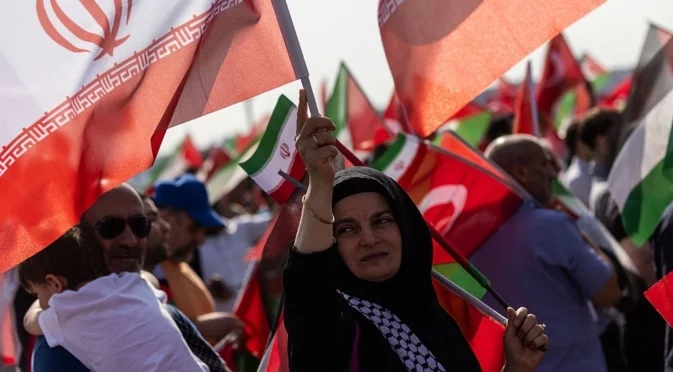 Протестиращите в Иран поеха контрол над два града, работници в световен газов гигант стачкуват (ВИДЕО)