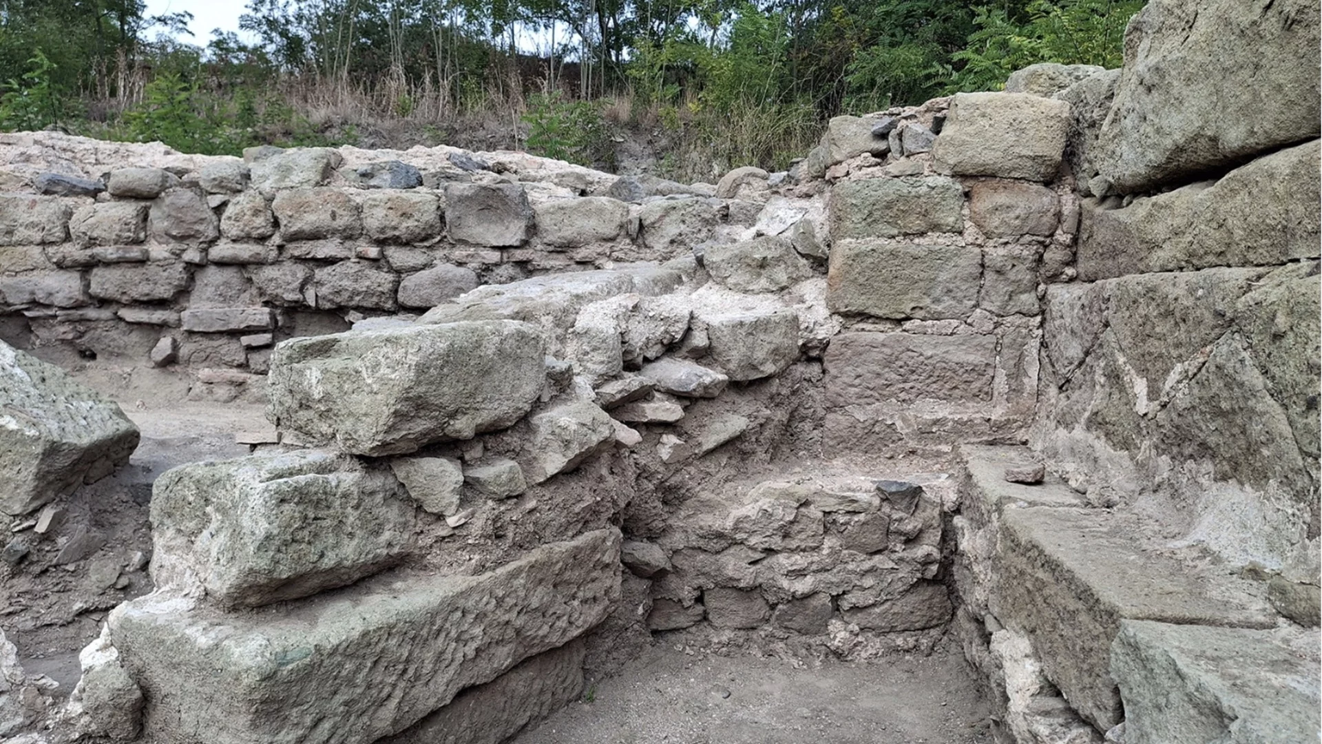 Римски мраморен басейн и антични и средновековни монети и печати са открити при проучванията на Акве калиде през 2025 г.