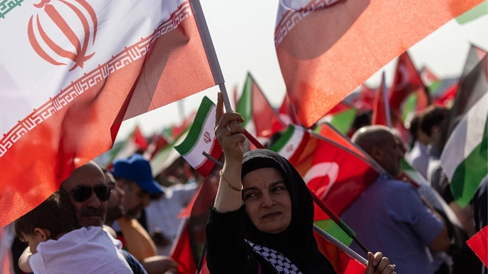 Истинска революция в Иран: Стотици градове въстанаха, протестиращи палят правителствени сгради (ВИДЕО)