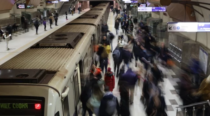 Мъж скочи на релсите и спря временно движението на метрото