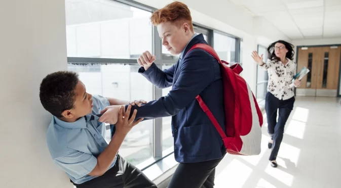 С ножове в училище, ритане и плюене на учители: Протест срещу агресията сред учениците