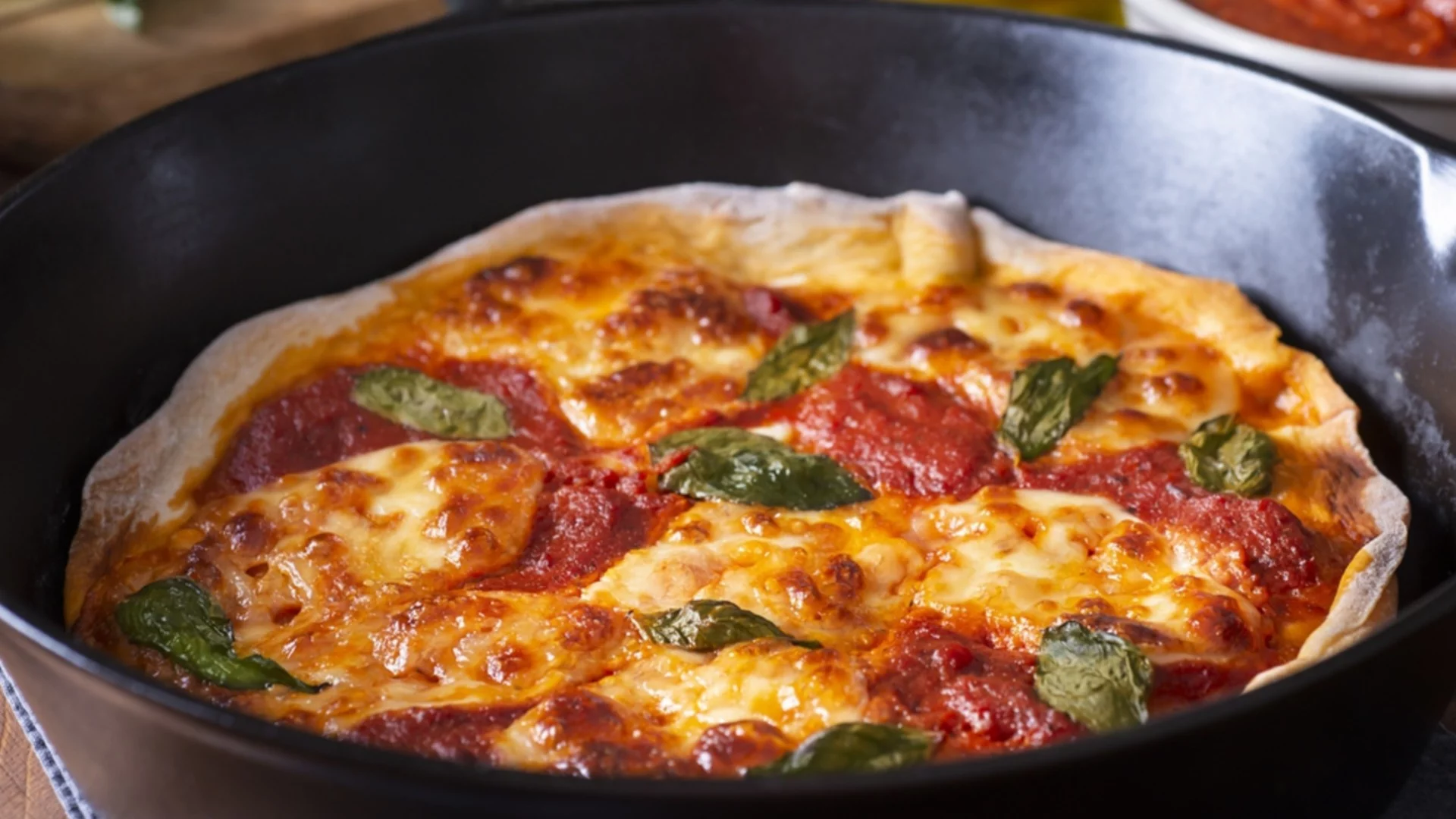 Кои храни не трябва да се готвят в чугунен тиган?