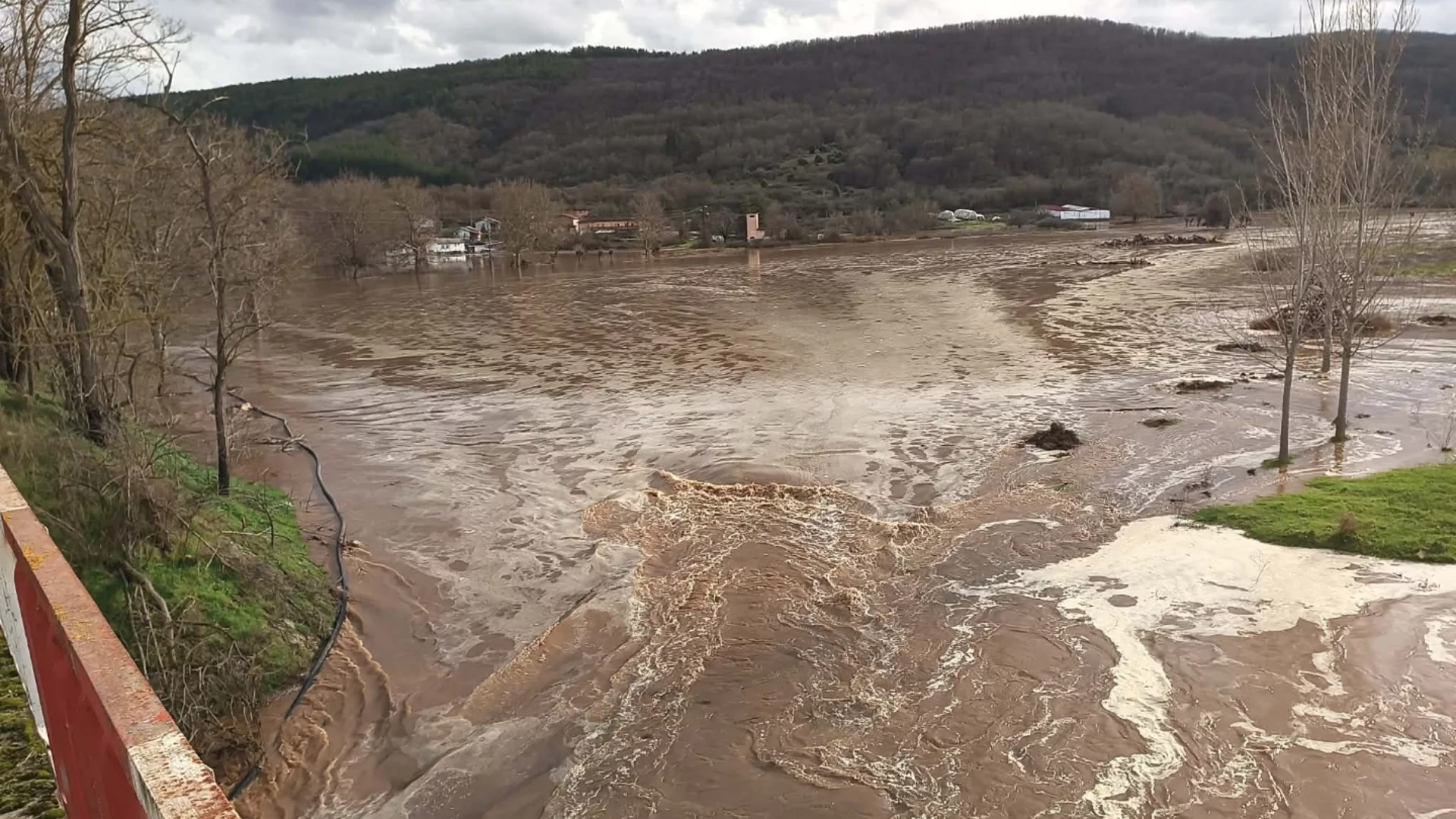 Язовир „Ивайловград“ прелива, информирани са съседни гръцки общини (СНИМКИ)